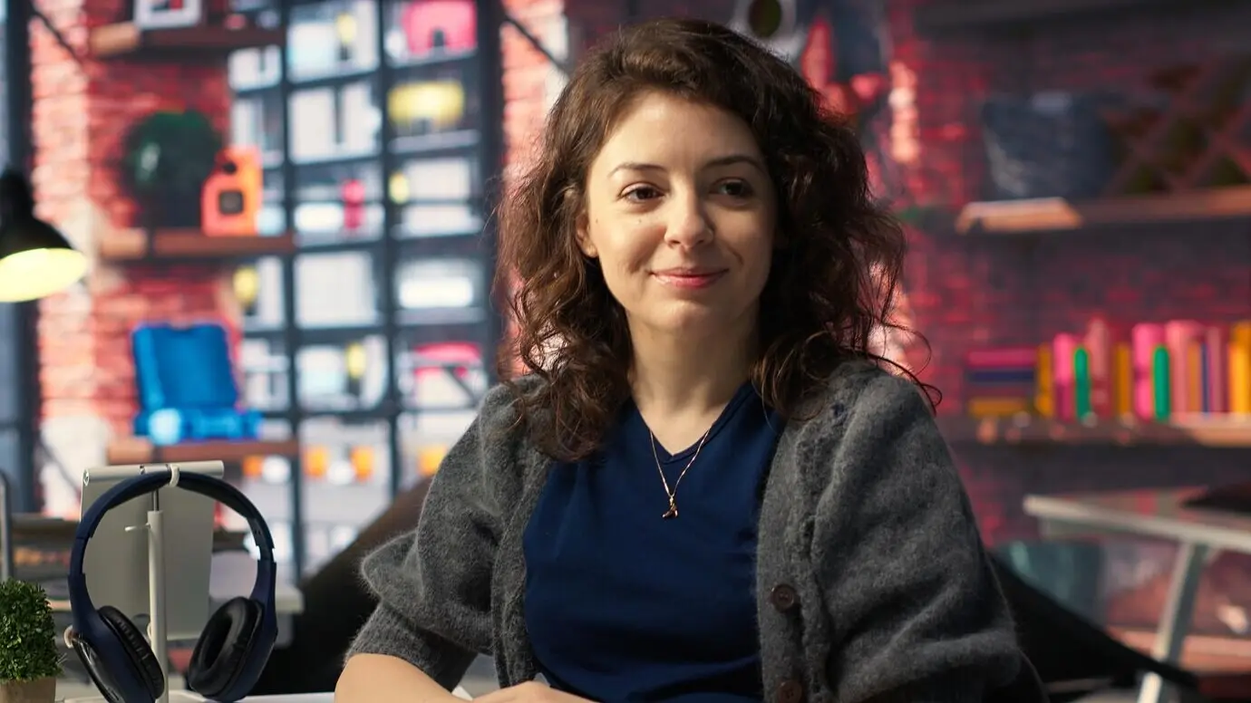 Softwareentwicklerin, die im Büro einer Agentur an ihrem Computer programmiert.