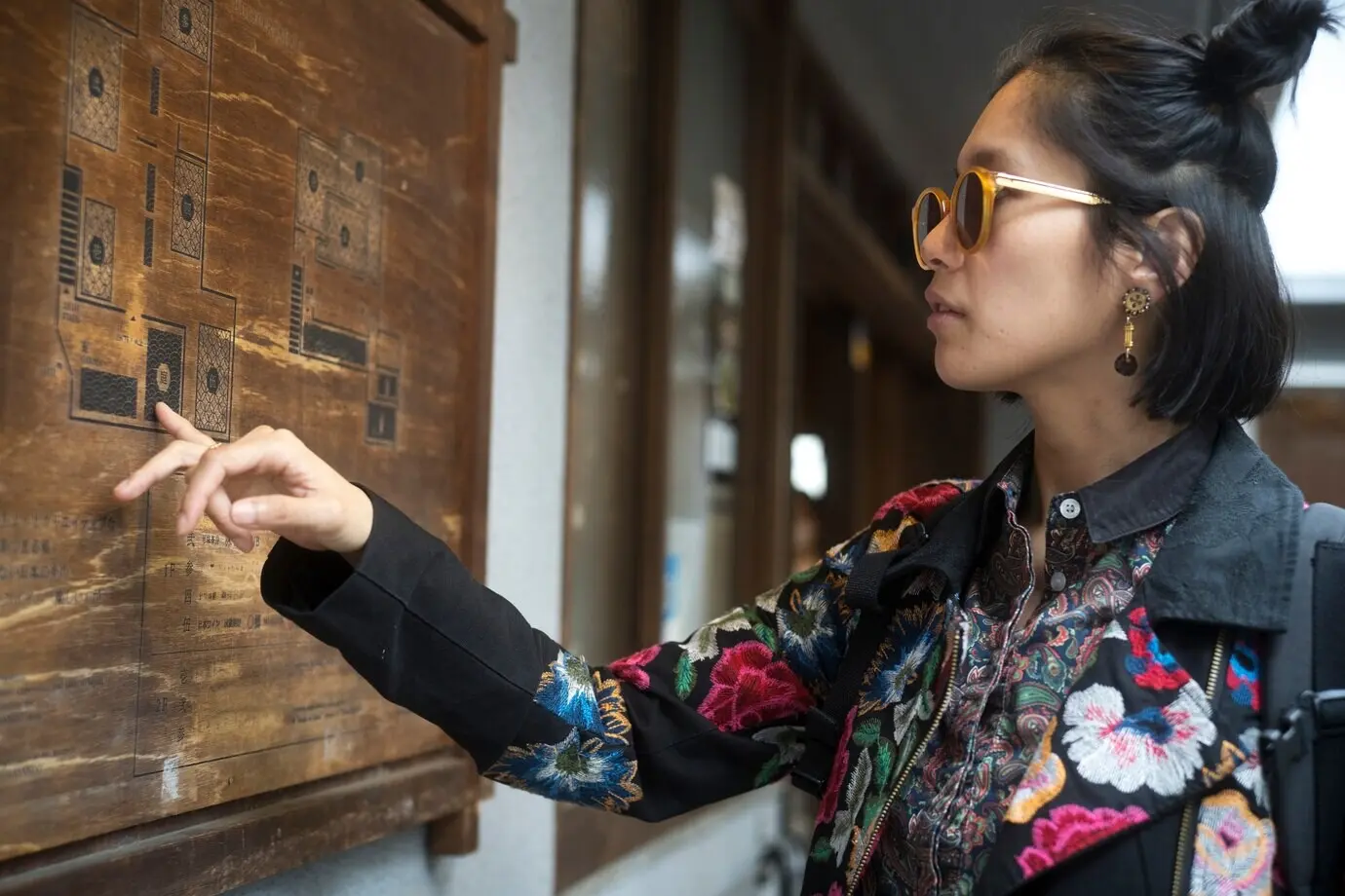 Halbnahe Aufnahme einer Frau mit Sonnenbrille.